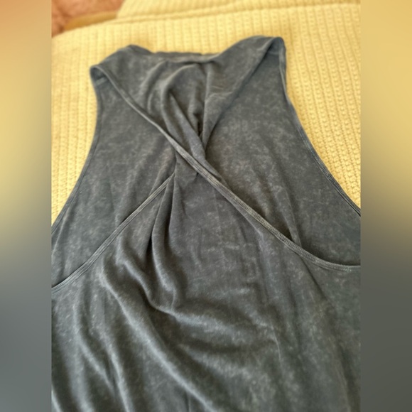 Lululemon twist back camisole - Picture 4 of 9